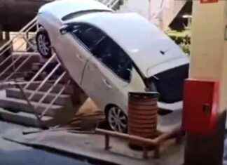 Accidente en parking de Alcorcón: coche cae por escaleras sin heridos. news-15092024-194632