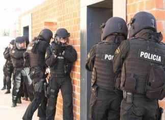 Operativo nocturno de los GEO en Parla: hombre atrincherado con escopeta news-24092024-184303