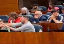 Ataque simulado del diputado Padilla a la bancada de Ayuso y su Gobierno: representación de un abatido news-26092024-231629