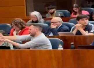 Ataque simulado del diputado Padilla a la bancada de Ayuso y su Gobierno: representación de un abatido news-26092024-231629