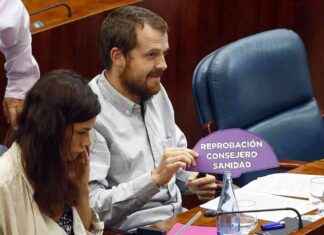 Sancionan al diputado de Más Madrid por simular disparo durante discurso de Ayuso news-27092024-201506