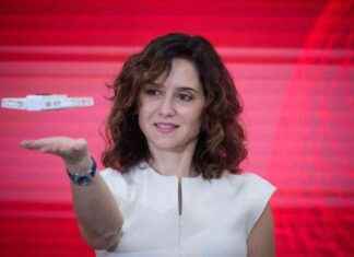 Ayuso critica la dimisión de Errejón: Tienen que volver a enrollar otra pancarta más que se les cae news-25102024-180833