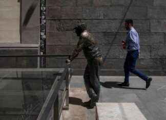 Descubre la curiosidad del vecino en la calle mayor de Madrid. news-12112024-145635