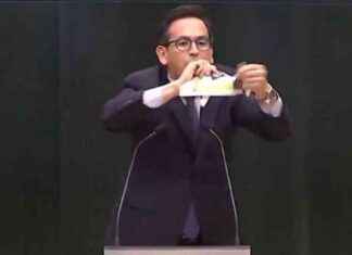 Concejal del PP rompe cartel de Vox en el Ayuntamiento de Madrid concejal-del-pp-rompe-cartel-de-vox-en-el-ayuntamiento-de-madrid